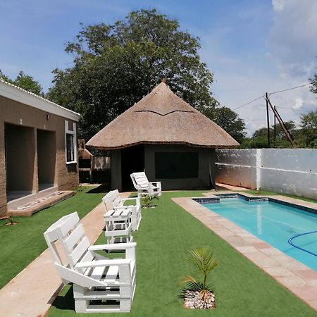 Looks Cottages Self Catering Apartments Kasane Ngoại thất bức ảnh