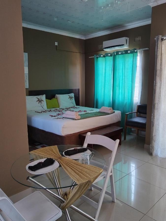 Looks Cottages Self Catering Apartments Kasane Ngoại thất bức ảnh