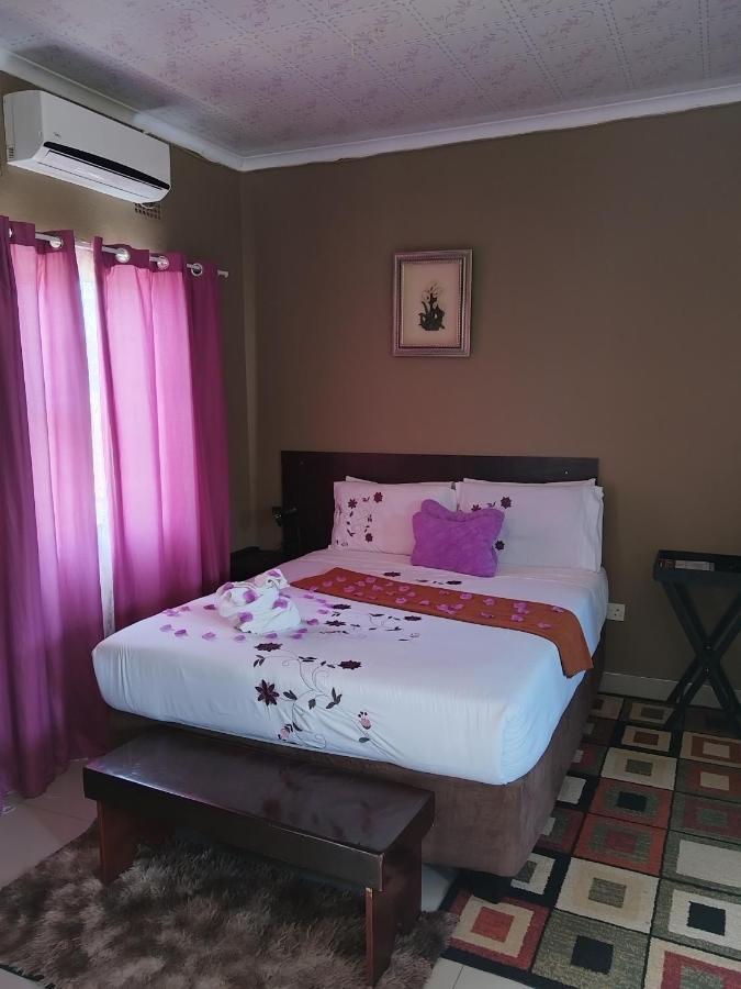 Looks Cottages Self Catering Apartments Kasane Ngoại thất bức ảnh