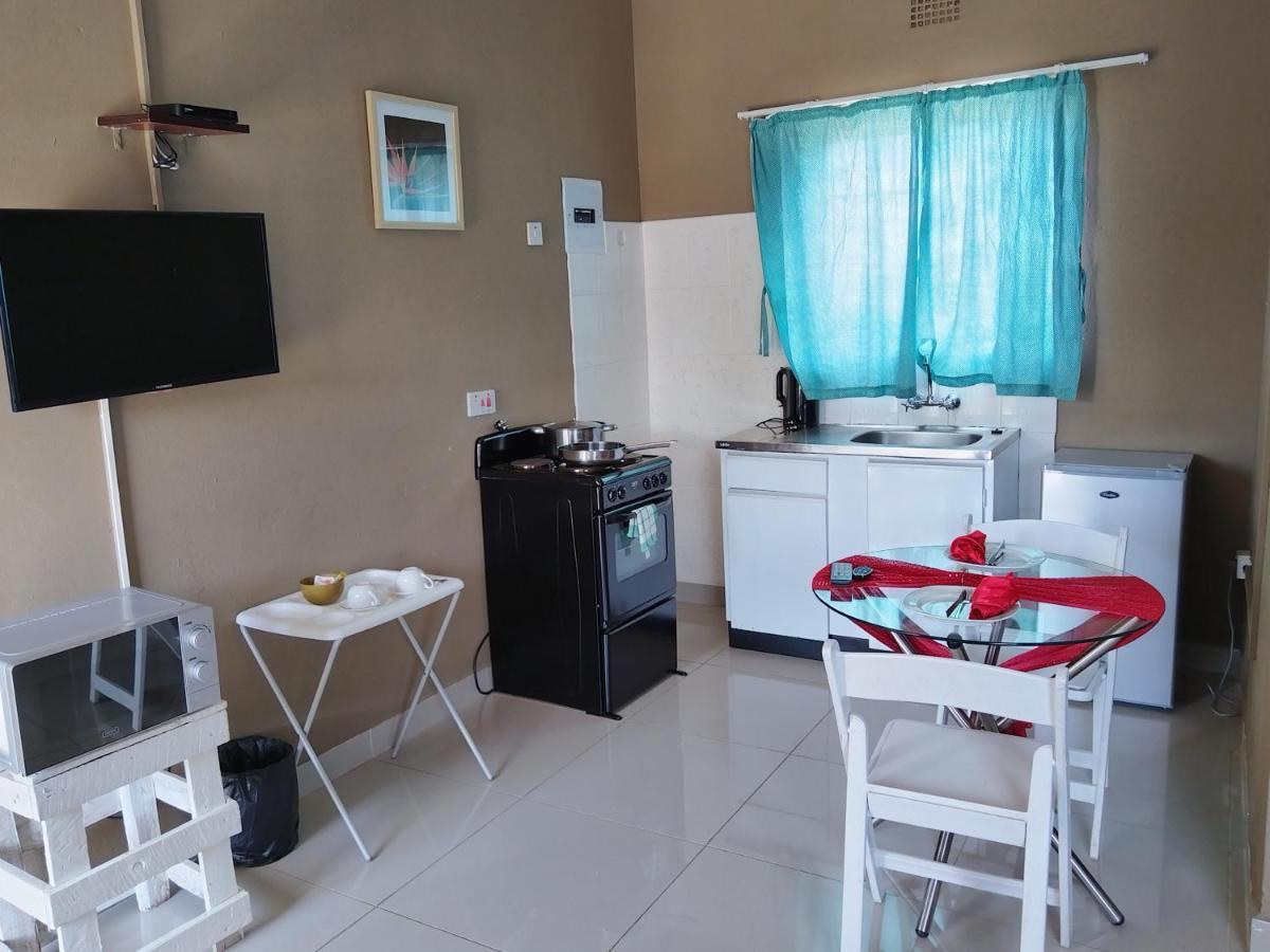 Looks Cottages Self Catering Apartments Kasane Ngoại thất bức ảnh