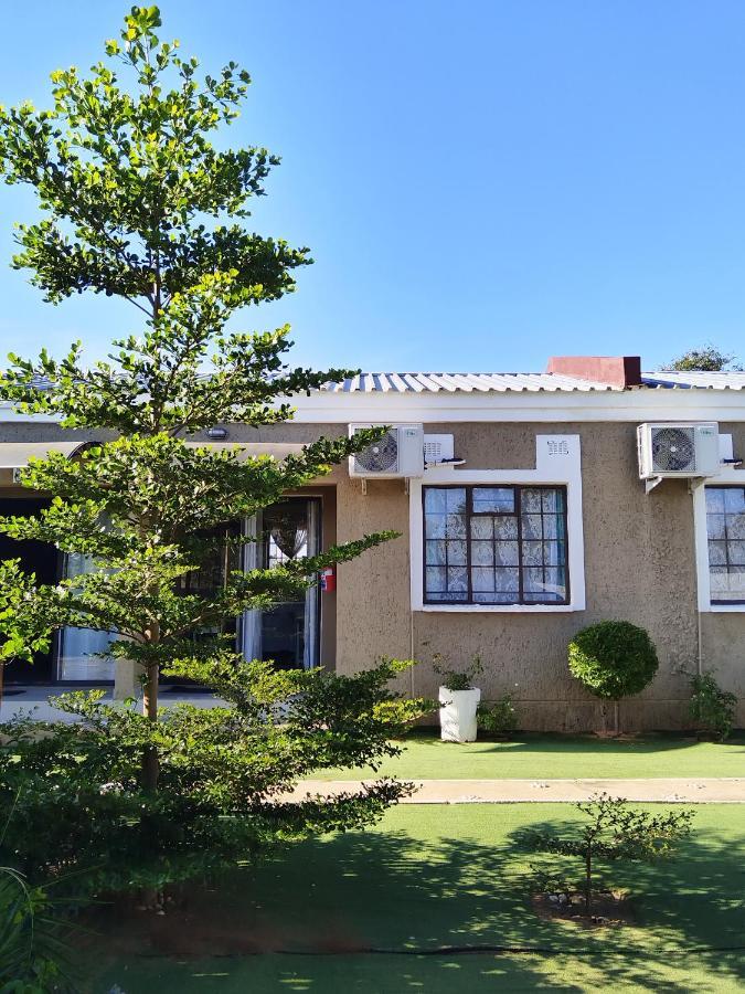 Looks Cottages Self Catering Apartments Kasane Ngoại thất bức ảnh