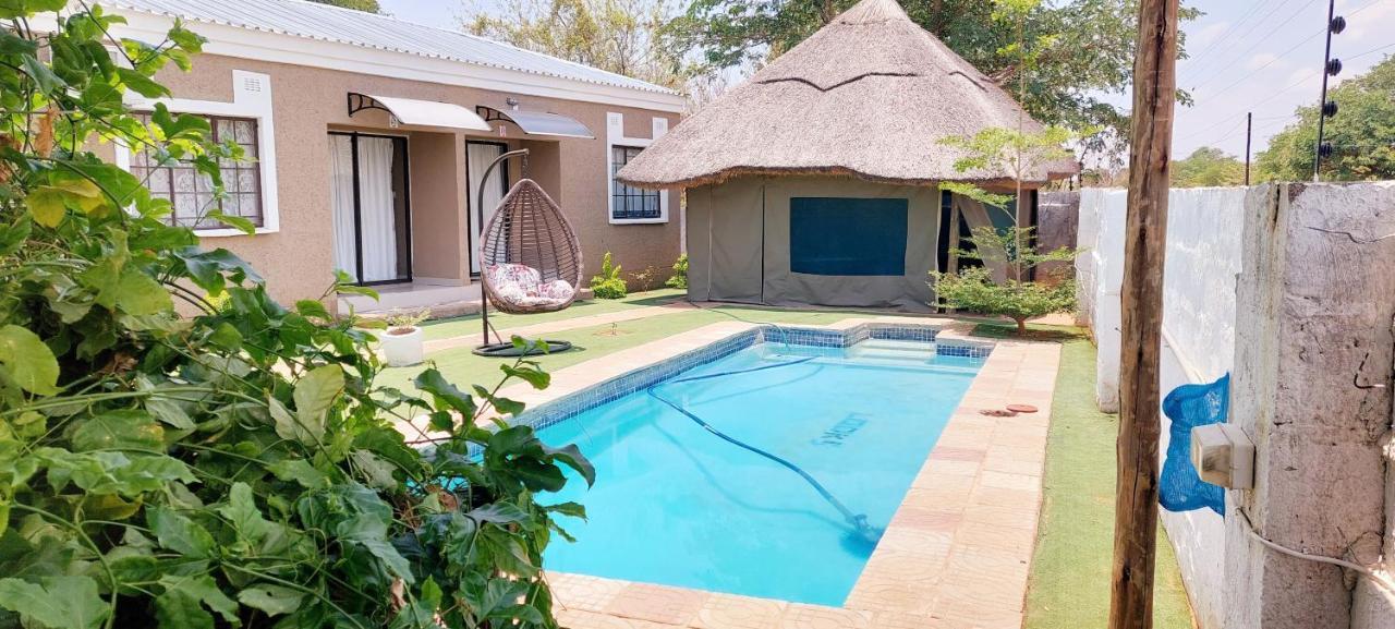 Looks Cottages Self Catering Apartments Kasane Ngoại thất bức ảnh