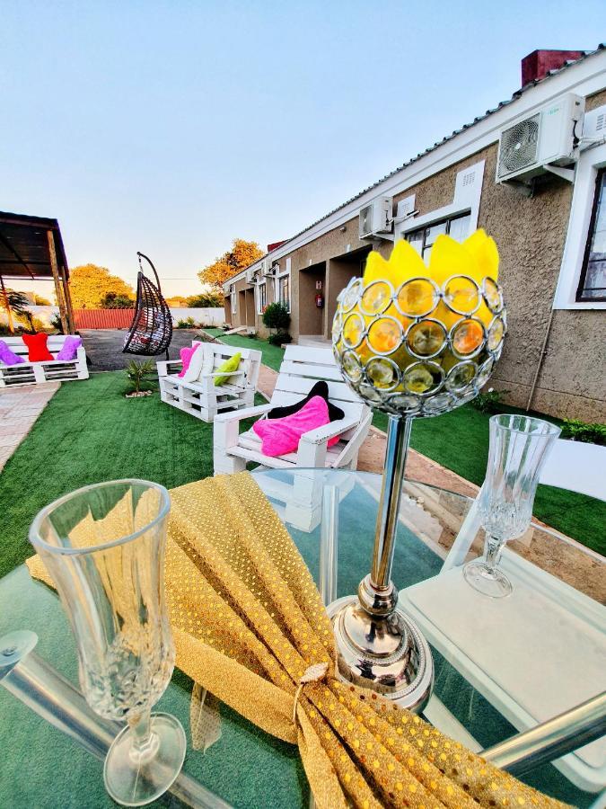 Looks Cottages Self Catering Apartments Kasane Ngoại thất bức ảnh