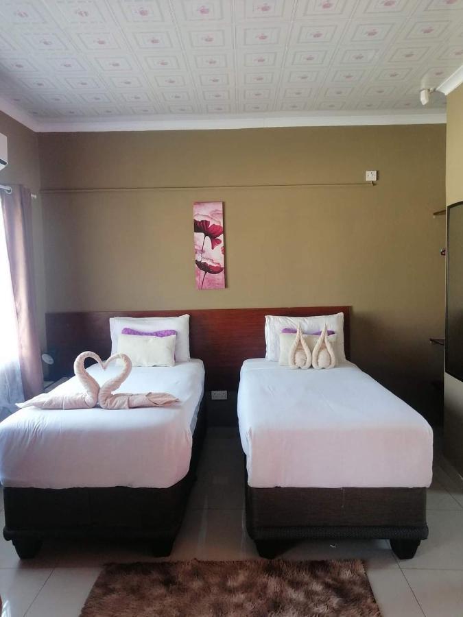 Looks Cottages Self Catering Apartments Kasane Ngoại thất bức ảnh