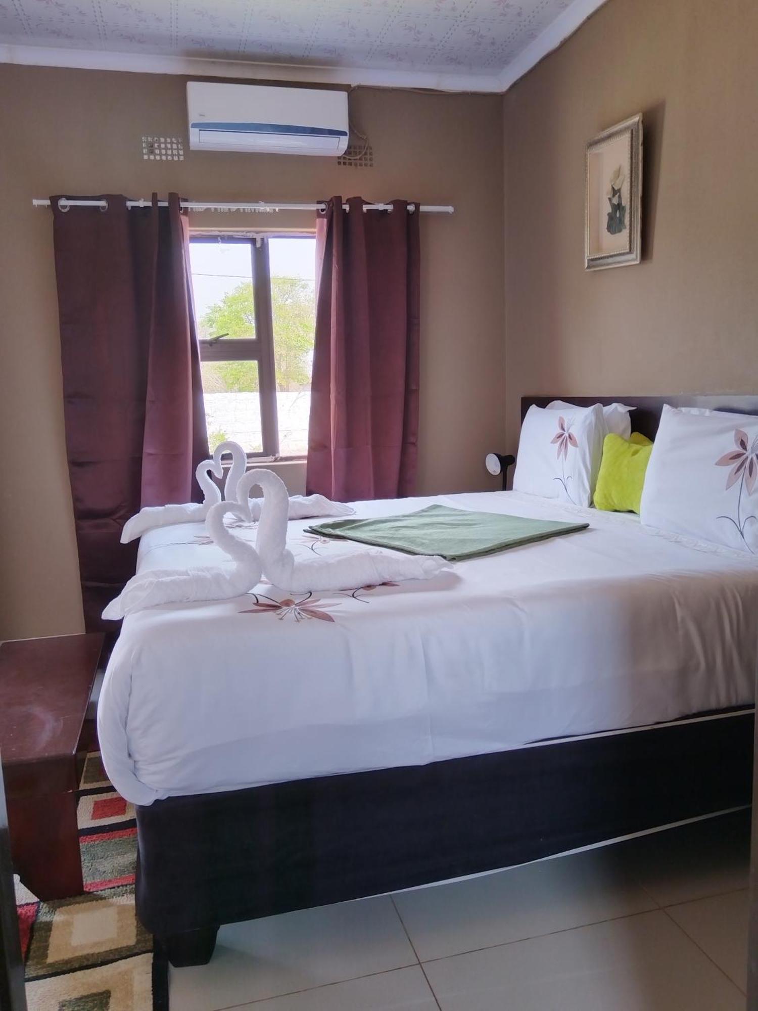 Looks Cottages Self Catering Apartments Kasane Ngoại thất bức ảnh