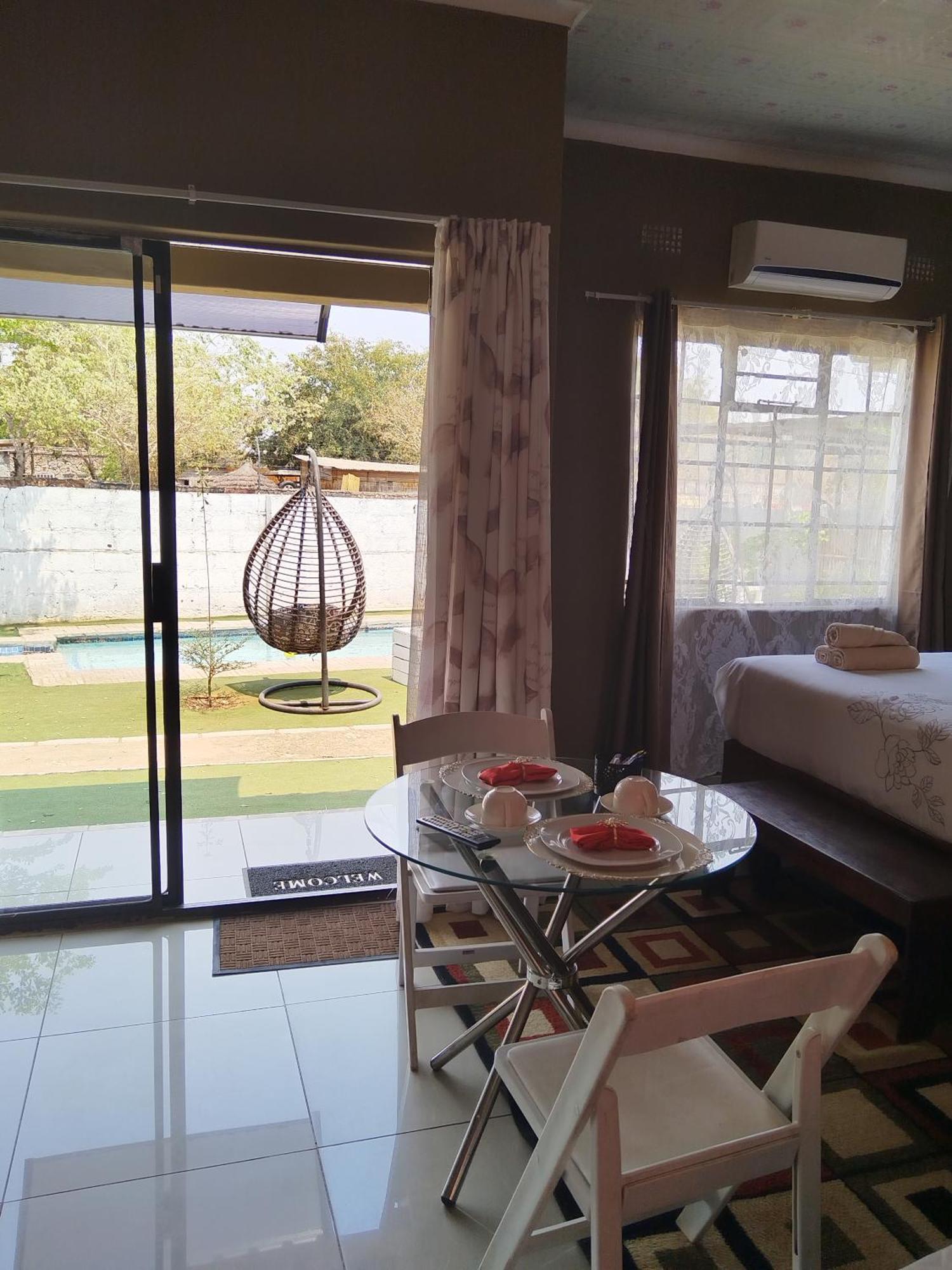 Looks Cottages Self Catering Apartments Kasane Ngoại thất bức ảnh