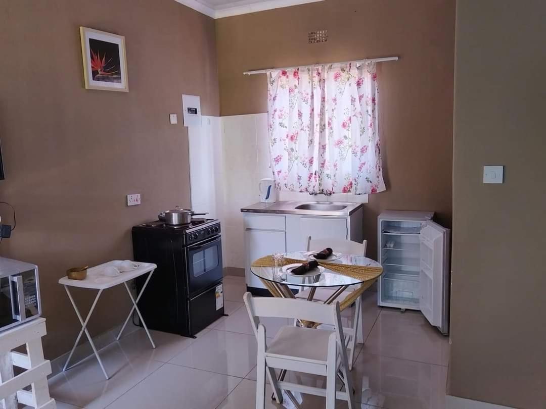 Looks Cottages Self Catering Apartments Kasane Ngoại thất bức ảnh