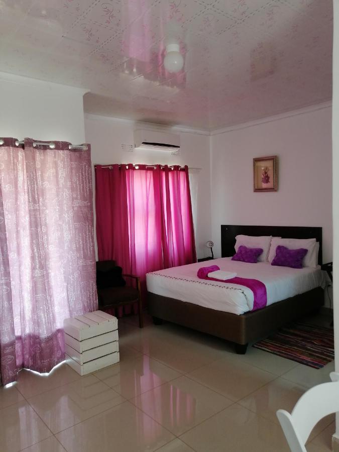 Looks Cottages Self Catering Apartments Kasane Ngoại thất bức ảnh