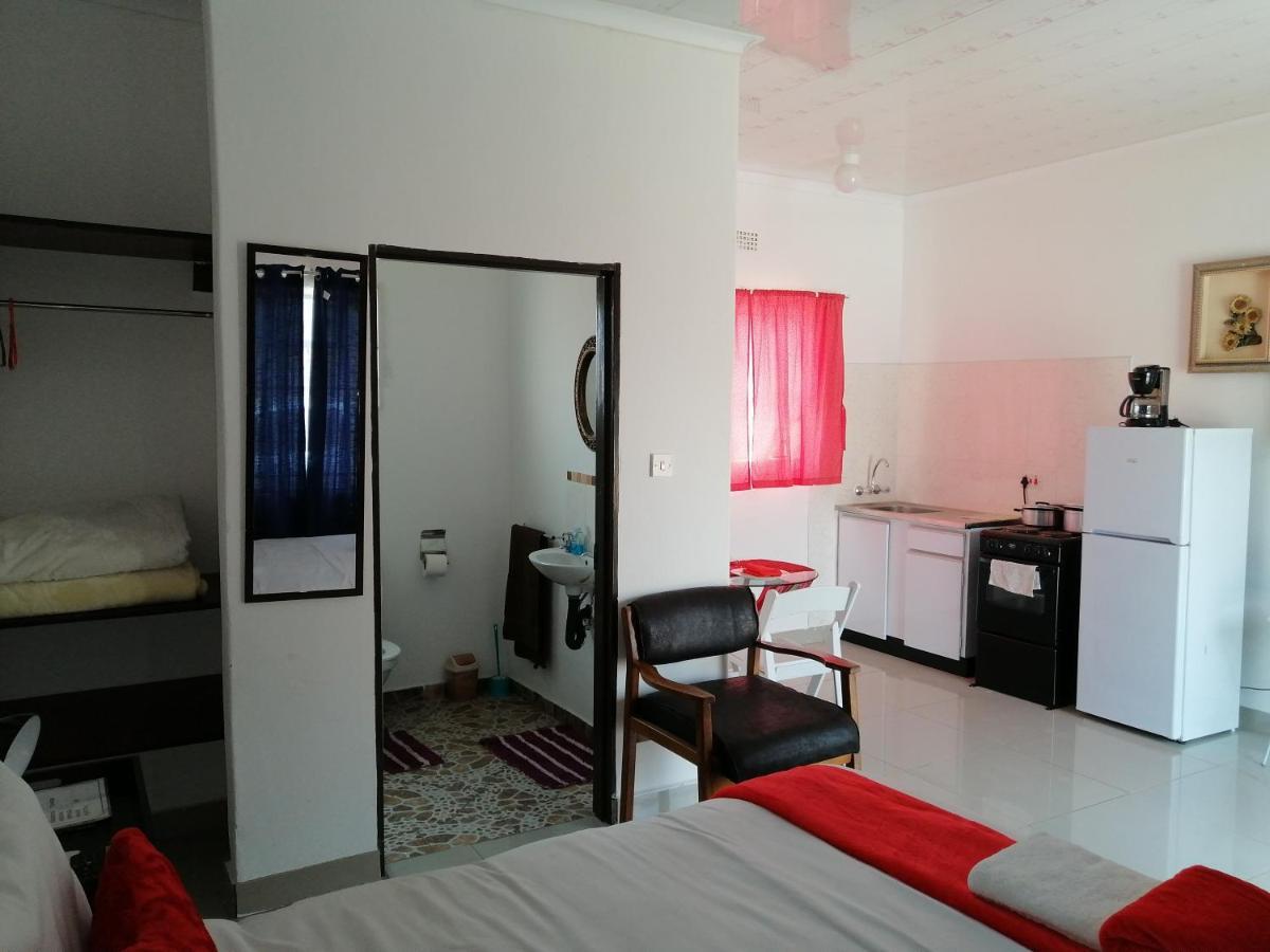 Looks Cottages Self Catering Apartments Kasane Ngoại thất bức ảnh