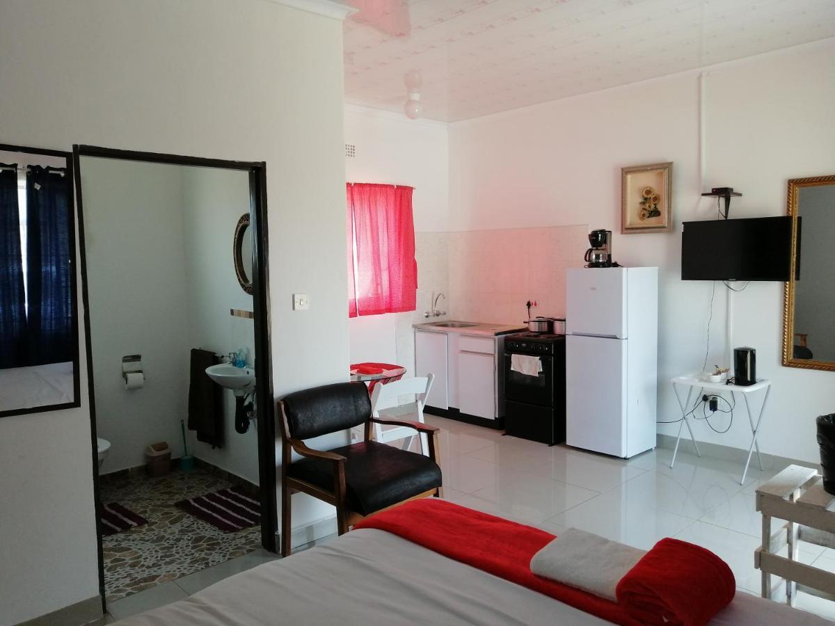 Looks Cottages Self Catering Apartments Kasane Ngoại thất bức ảnh
