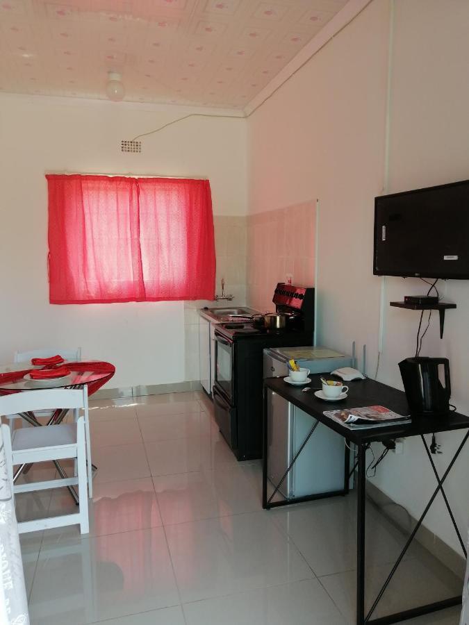 Looks Cottages Self Catering Apartments Kasane Ngoại thất bức ảnh