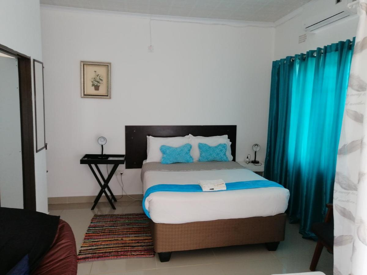 Looks Cottages Self Catering Apartments Kasane Ngoại thất bức ảnh