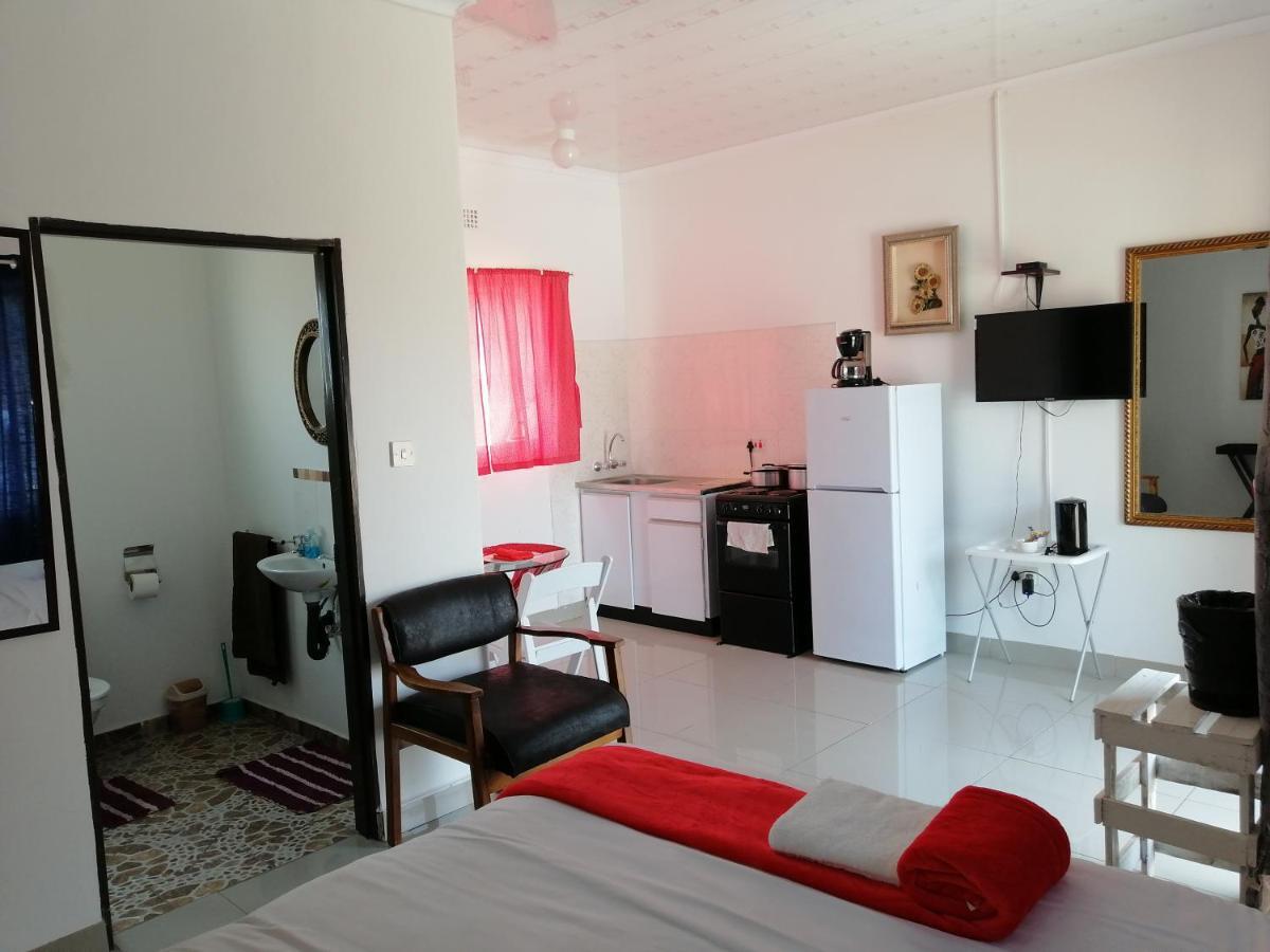 Looks Cottages Self Catering Apartments Kasane Ngoại thất bức ảnh