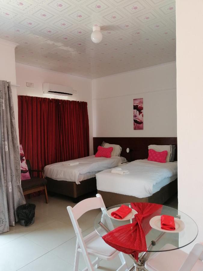 Looks Cottages Self Catering Apartments Kasane Ngoại thất bức ảnh