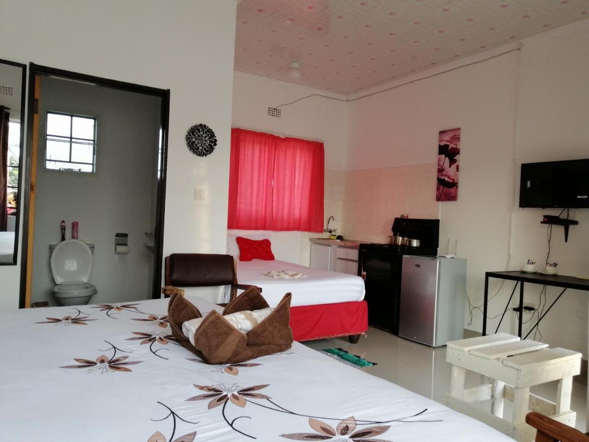 Looks Cottages Self Catering Apartments Kasane Ngoại thất bức ảnh