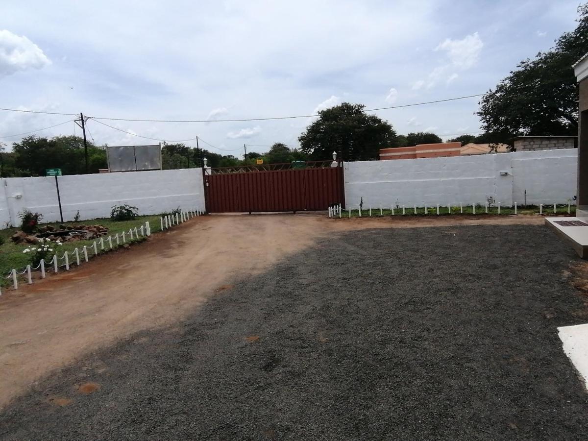 Looks Cottages Self Catering Apartments Kasane Ngoại thất bức ảnh