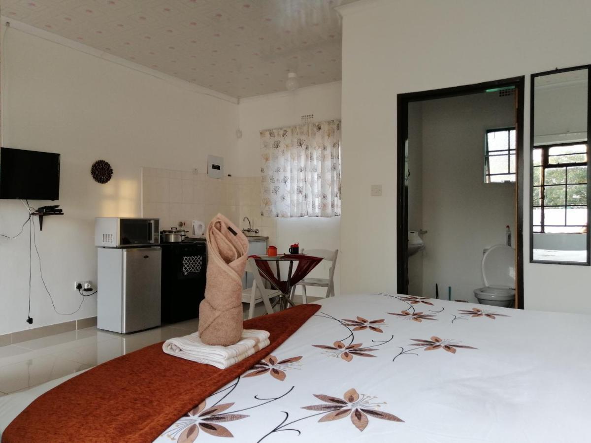Looks Cottages Self Catering Apartments Kasane Ngoại thất bức ảnh